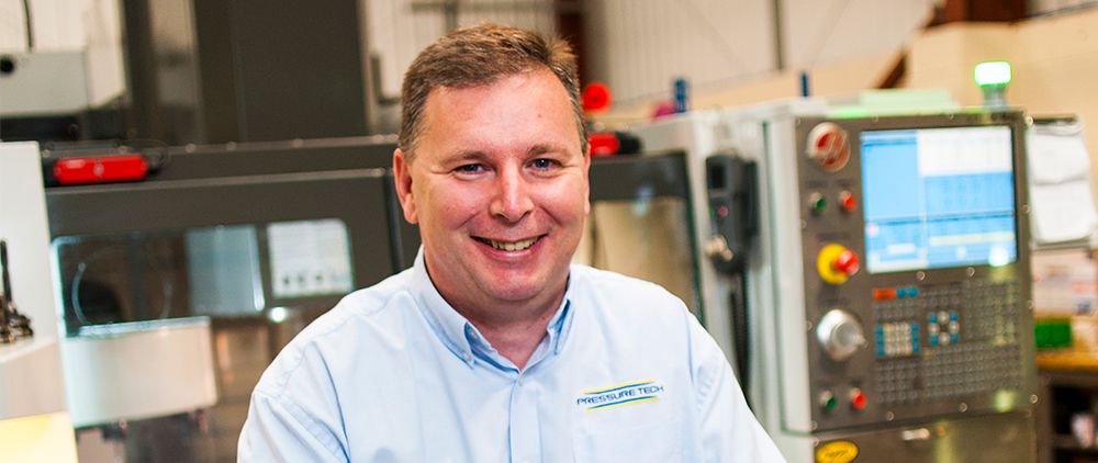 Steve Yorke-Robinson, Geschäftsführer von Pressure Tech, bei der Produktionsstätte an unserem britischen Standort.